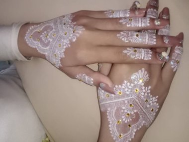 Bir kadının ellerini alyansla kapat.