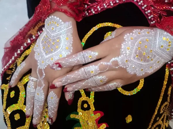 Закрыть Руки Женщины Держащей Традиционный Индийский Живот — стоковое фото