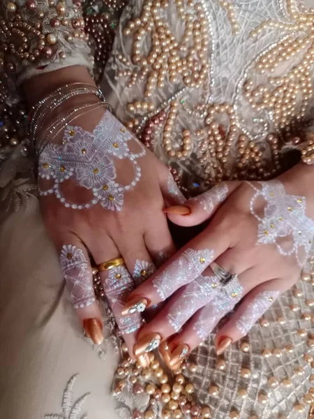 Wunderschönes Brautkleid Mit Henna Tätowierung — Stockfoto