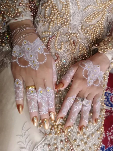 Anéis Casamento Uma Mão Feminina — Fotografia de Stock