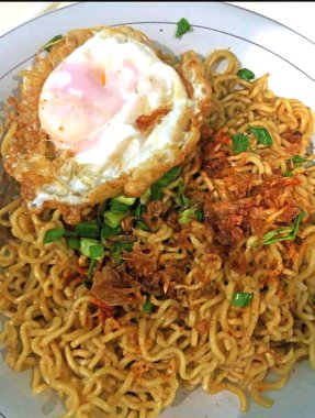 Lezzetli Asya yemekleri, domuz etli kızarmış şehriye, yakın görüş.