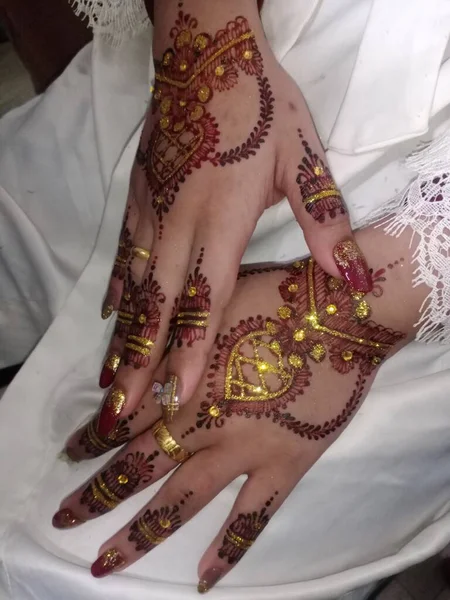 Henna Een Bruid Een Vrouw Hand Hand — Stockfoto