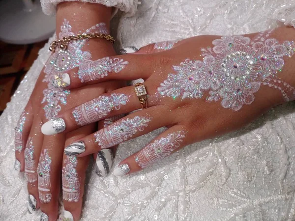 Gelinin elinde alyanslar