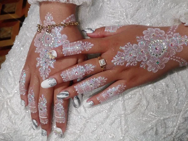 Nahaufnahme Eines Wunderschönen Brautkleides Weißem Und Goldenem Ring — Stockfoto
