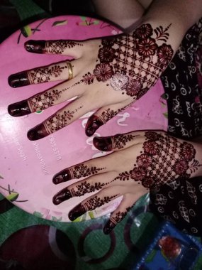 Kadının eli ipek arka planda dövme yapmış.