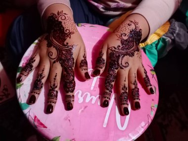 Güzel renkli kınalı maske ve Afrika ulusal modelinin çizimi