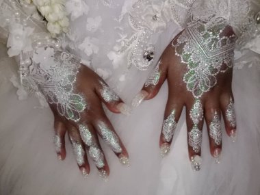 Gelinin ellerinde güzel bir düğün çifti