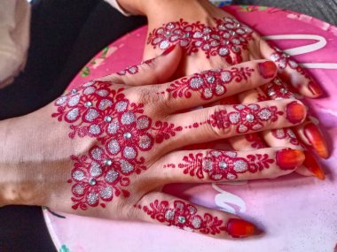 Geleneksel Tayland tarzı gelinlikli bir kadın. Güzel çiçekli kırmızı kına çiçeğinin yakın çekimi