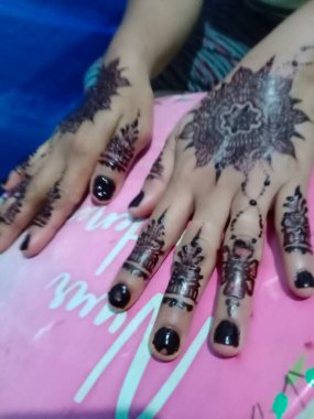 Dövmeli bir kadın sanatsal bir sanat yapıyor..