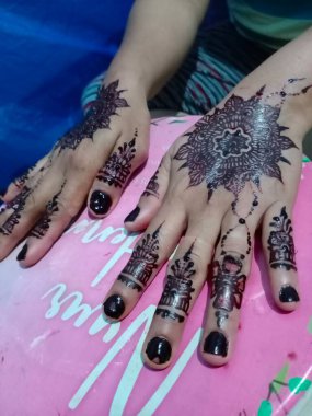 Güzel bir kadının bacakları ve siyah bir arka planda dövmesi..