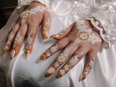 Geleneksel Tayland kıyafetleriyle gelin.