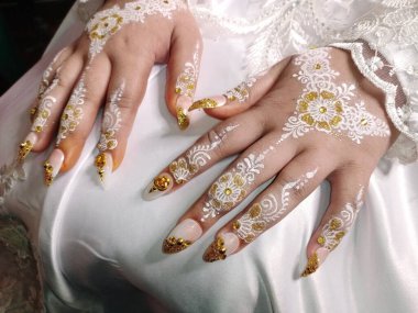 Altın ve Tayland gelinliği tutan güzel genç kadınlar.