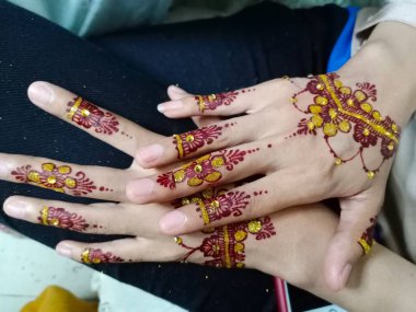 Güzel bir arka planda bir kadının elleri