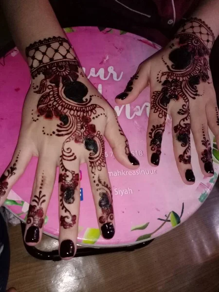 Imagem Mão Uma Menina Segurando Tecido Tradicional — Fotografia de Stock