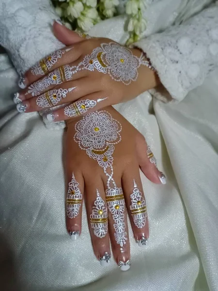Brautkleid Mit Brautstrauß Und Schönem Muster Der Hand — Stockfoto