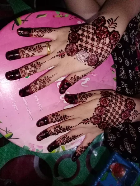Kvinnans Hand Gjorde Tatuering Silke Bakgrund — Stockfoto