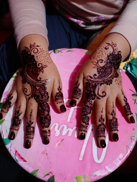 Mão Segurando Mulher Indiana Com Uma Tatuagem Pintado Cor Rosa — Fotografia de Stock