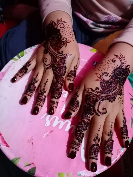 Mão Henna Tradicional Com Uma Flor Colorida Brilhante Tecido — Fotografia de Stock