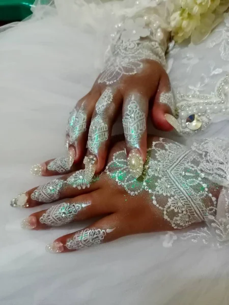 花嫁のドレスに結婚指輪のついた新婚夫婦の手 — ストック写真