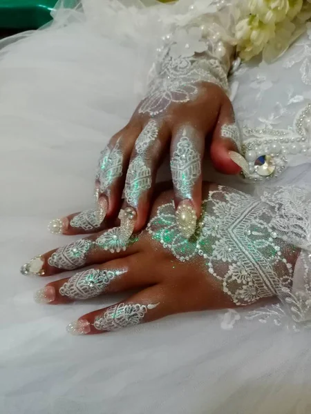 Mãos Brancas Com Flores Anéis Casamento — Fotografia de Stock