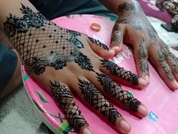 Uma Mão Mulher Com Tatuagem Salão Spa Menina Bonita Vestido — Fotografia de Stock