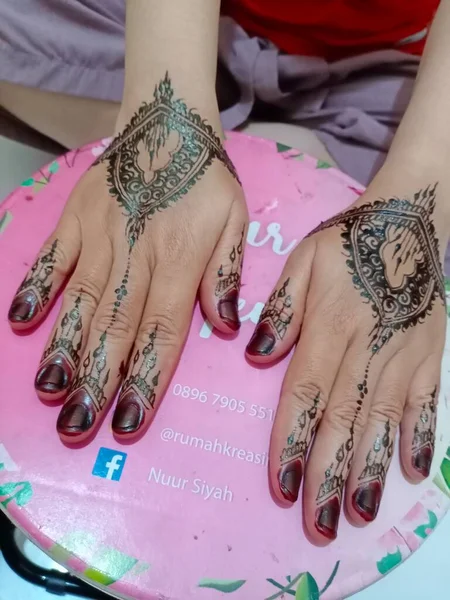 Egy Gyönyörű Női Kéz Kezei Henna Mehndi Manikűrrel — Stock Fotó