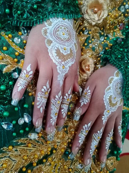 Hand Med Silver Glitter Och Vit Bakgrund Med Bruden — Stockfoto