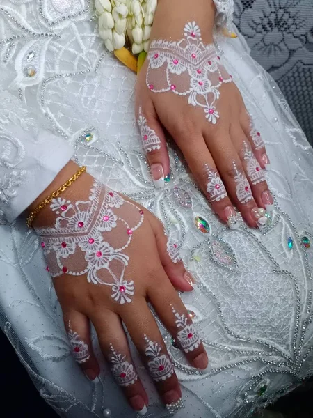 Close Mãos Femininas Com Rendas Véu Branco — Fotografia de Stock
