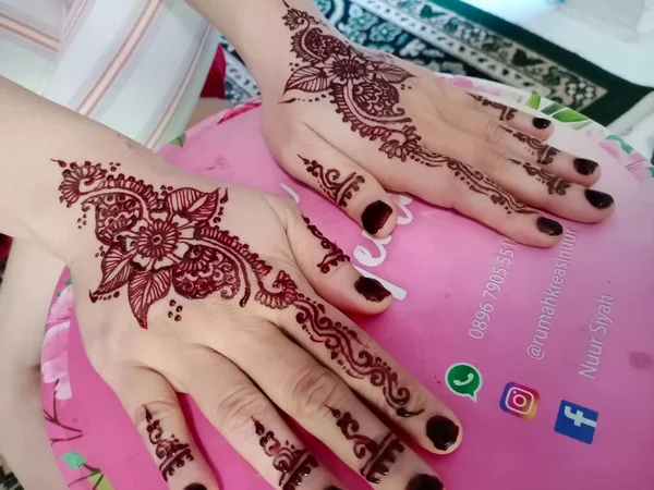Schöne Weibliche Hände Mit Henna Tätowierung Form Einer Blume Schönheitssalon — Stockfoto