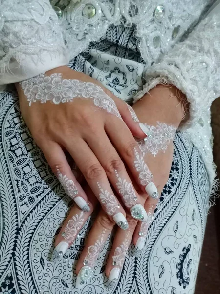 Noiva Com Renda Branca Suéter Rosa Sua Mão Com Mãos — Fotografia de Stock