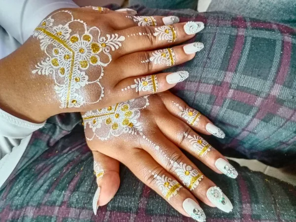 Düğününde manikürlü güzel kadın elleri.