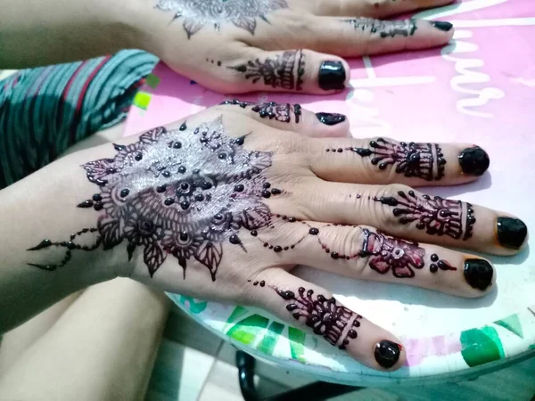 Wanita Dengan Warna Henna Penuh Warna Tangan Wanita Cantik Dengan — Stok Foto