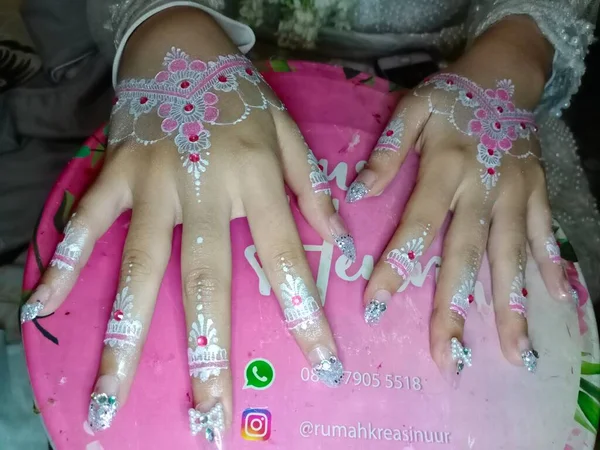 Закрыть Женскую Руку Положив Обручальные Кольца Руки Невесты — стоковое фото