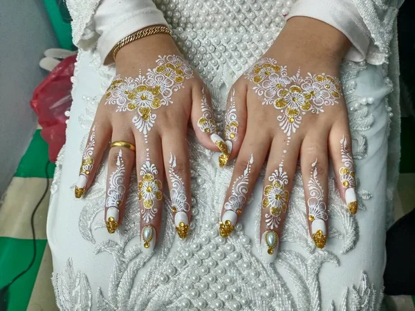 Női Kéz Karkötő Csipkével Arany Szalaggal Gyönyörű Jegygyűrűkkel — Stock Fotó