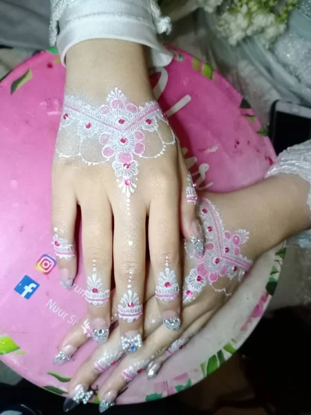 Belas Mãos Femininas Com Manicure Rosa — Fotografia de Stock