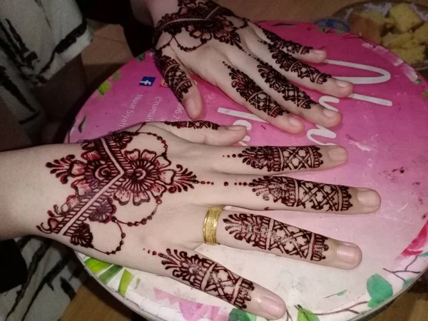 Vrouwelijke Handen Met Henna Tatoeage Hand Geschilderd Een Vrouw Kleurrijk — Stockfoto