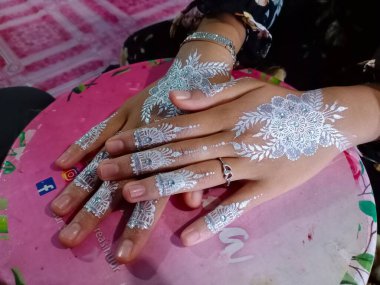 Arka planda kına dövmesi olan kadın elleri