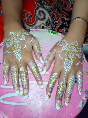 Kadın eli ve bileziğinin yakın görüntüsü