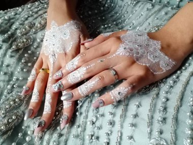 Duvağı olan güzel bir çift.