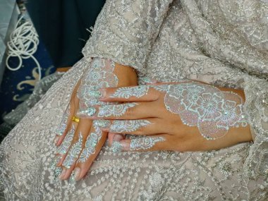 Ellerinde dantelli gelinlik