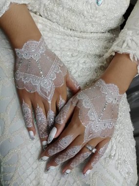 Elinde dantelli gelinlik