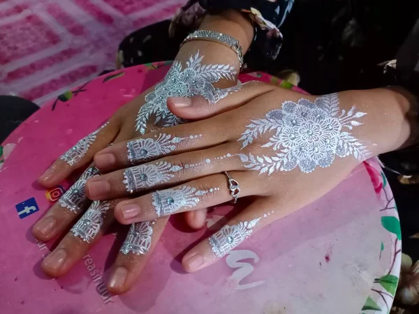 Anillos Boda Mano Con Flor —  Fotos de Stock