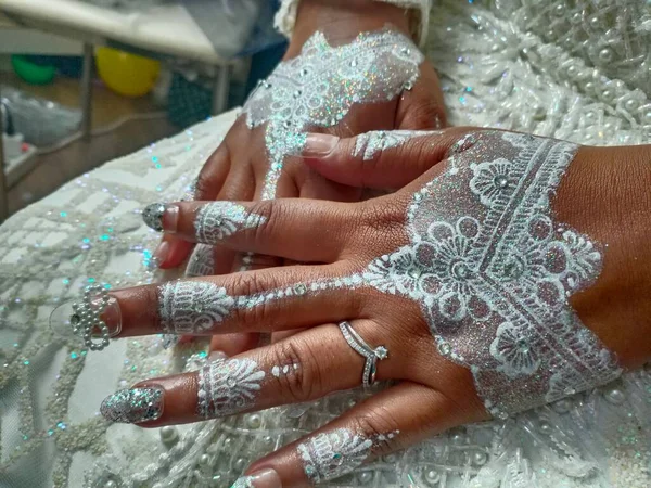 Close Das Mãos Noiva Segurando Anel Casamento Close — Fotografia de Stock