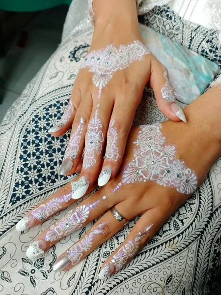 Dantelli ve peçeli güzel bir çift.