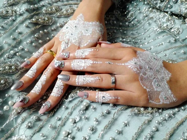 Mooie Vrouw Met Een Witte Kanten Sluier Haar Handen — Stockfoto