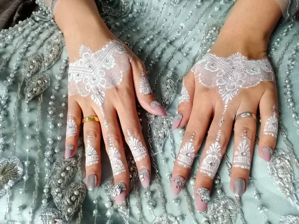 Belo Casal Casamento Vestido Branco Com Véu Renda Suas Mãos — Fotografia de Stock
