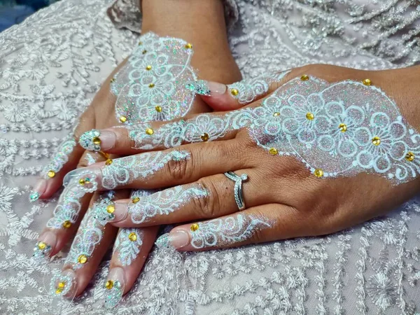Обручальные Кольца Руках Невесты — стоковое фото