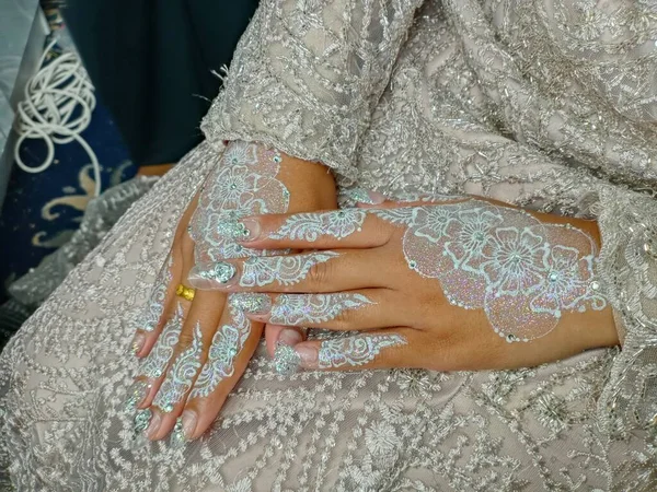 Ellerinde dantelli gelinlik