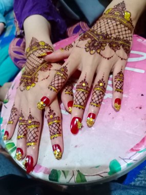 Bir kadının ellerini renkli tırnaklarla kapat.