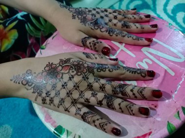 Çok renkli tırnakları olan genç bir kadının yakın çekim görüntüsü